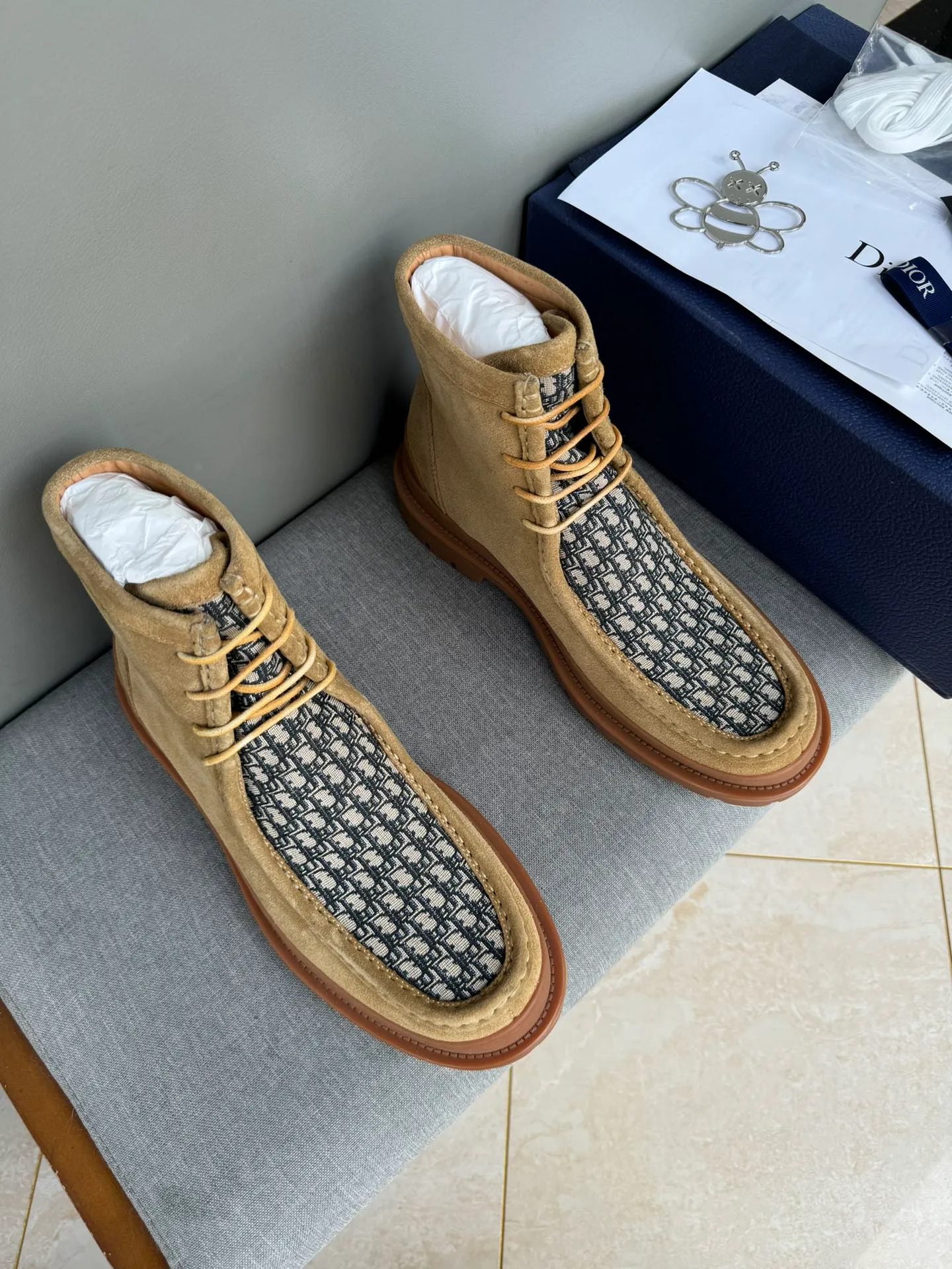 [DIOR] Top P: 1000💰 Number of yards: 39~44 (38.45 custom-made, non-refundable) Dior Dior~ Winter series, original 1:1 development Casual men's leather shoes Heavy investment, shoes and boots are made of imported cowhide + imported Dior special fabric Not easy to deform black cowhide lining Dior large hardware inlay Original TPU vacuum outsole, black cowhide Black open edge beads Military green suede Black suede Khaki suede leather is crafted by a large factory, and the perfect product is only prepared for you who know your taste! Any comparisons are welcome.